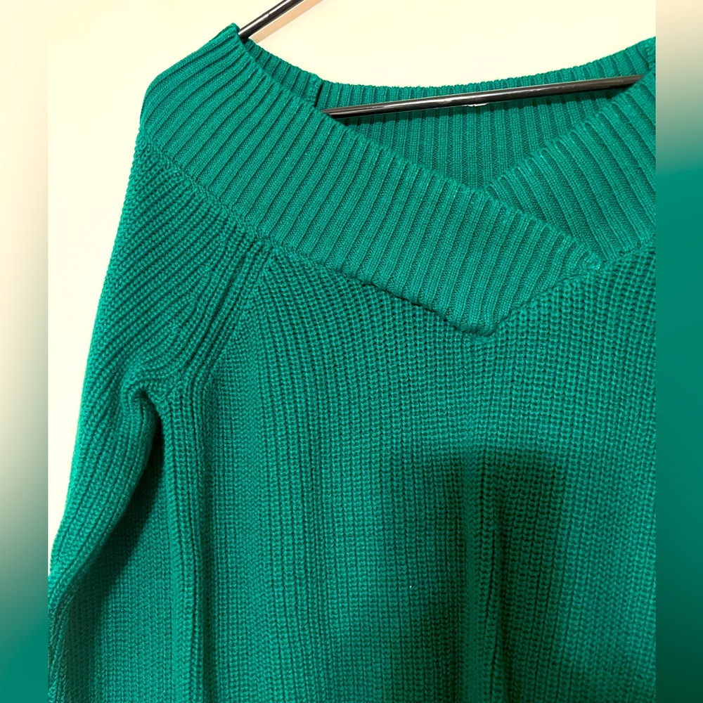 Boston Proper. V Neck Emerald Green Women's Sweater. NWOT. Size S. - Picture 5 of 8